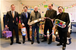 REWAG-Vorstandsvorsitzender und Geschäftsführer der SWR Olaf Hermes, SWR-Geschäftsführer Manfred Koller, Oberbürgermeister Joachim Wolbergs, Karl-Heinz Kreuzer (Leiter der Erstaufnahmeeinrichtung) und Diözesan-Caritasdirektor Monsignore Dr. Roland Batz bei der Spendenübergabe in der Kinderbetreuung. REWAG-Vorstandsvorsitzender und Geschäftsführer der SWR Olaf Hermes, SWR-Geschäftsführer Manfred Koller, Oberbürgermeister Joachim Wolbergs, Karl-Heinz Kreuzer (Leiter der Erstaufnahmeeinrichtung) und Diözesan-Caritasdirektor Monsignore Dr. Roland Batz bei der Spendenübergabe in der Kinderbetreuung.