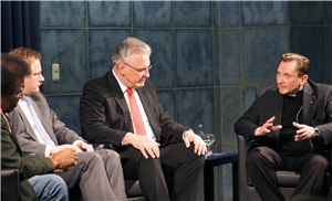 Showlegende Robert Blanco, CSU-Kreischef Peter Aumer, Innenminister Joachim Herrmann und Caritasdirektor Dr. Roland Batz (v.l.n.r.) waren sich einig, dass Zuwanderung eine Chance ist, Gefahren und Ter Showlegende Robert Blanco, CSU-Kreischef Peter Aumer, Innenminister Joachim Herrmann und Caritasdirektor Dr. Roland Batz (v.l.n.r.) waren sich einig, dass Zuwanderung eine Chance ist, Gefahren und Ter