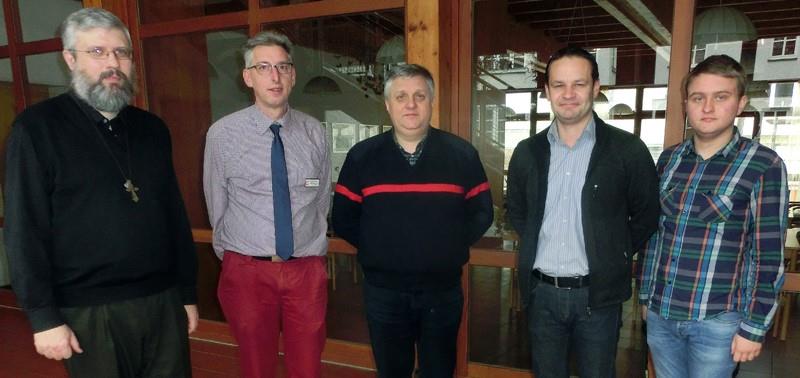 Heimleiter Albert Pöllinger (2.v.l.) übergab sechs Kartons mit Pflegehilfsmitteln an Caritasdirektor Yaroslav Tsaryk aus Brody (Bildmitte) und seine Helfer. Pater Alexander Smetanin (ganz links) konnt