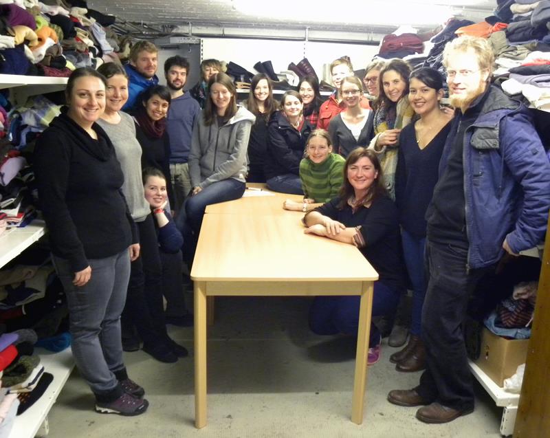 Studierende von CAMPUSAsyl sortieren die Kleiderkammer der Erstaufnahmeeinrichtung für Asylbewerber in der Pionierkaserne.