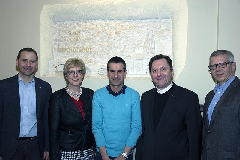 Caritas trifft „Malteser“: Reuben Andre DeGabriele (Bildmitte) mit Caritas-Abteilungsleiter Stefan Schmidberger, Ingeborg Hebborn (Leiterin der Caritas-Fachklinik in Haselbach), Caritasdirektor Dr. Roland Batz und Christian Kreuzer (Leiter der Caritas-Suchtambulanz Regensburg)