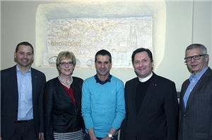 Caritas trifft „Malteser“: Reuben Andre DeGabriele (Bildmitte) mit Caritas-Abteilungsleiter Stefan Schmidberger, Ingeborg Hebborn (Leiterin der Caritas-Fachklinik in Haselbach), Caritasdirektor Dr. Roland Batz und Christian Kreuzer (Leiter der Caritas-Suchtambulanz Regensburg) Caritas trifft „Malteser“: Reuben Andre DeGabriele (Bildmitte) mit Caritas-Abteilungsleiter Stefan Schmidberger, Ingeborg Hebborn (Leiterin der Caritas-Fachklinik in Haselbach), Caritasdirektor Dr. Roland Batz und Christian Kreuzer (Leiter der Caritas-Suchtambulanz Regensburg)