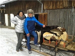 Von der warmen Insel in das kalte Bayern: Fleur Bianco und Reuben Andre DeGabriele bei einer winterlichen Kutschfahrt im Bayerischen Wald. Von der warmen Insel in das kalte Bayern: Fleur Bianco und Reuben Andre DeGabriele bei einer winterlichen Kutschfahrt im Bayerischen Wald.