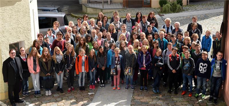 Diözesan-Caritasdirektor Dr. Roland Batz (1.v.l.) mit 65 Firmlingen und deren Begleitern aus Mengkofen. Der Caritasdirektor wird am 24. Oktober den Kindern in der Pfarrkirche Mengkofen das Sakrament d