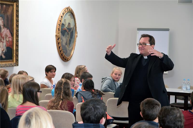 Caritasdirektor Dr. Roland Batz erklärte den Kindern mit vielen Beispielen, wie die Caritas allen Menschen in Not hilft. Die Firmlinge hörten den Ausführungen des Caritasdirektors aufmerksam zu und fr