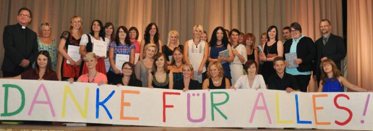 Die Absolventen des Berufspraktikums der Fachakademie für Sozialpädagogik Weiden mit Diözesan-Caritasdirektor Dr. Roland Batz (links) und Schulleiter Karlheinz Binner (rechts).
