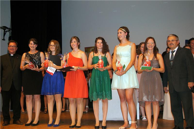 FakS Regensburg: Die geehrten Absolventinnen mit Caritasdirektor Dr. Roland Batz (links) und Schulleiter Johannes Lorenz (rechts).