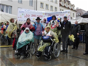 Die Gruppe der Offenen Behindertenarbeit der Caritas beim Katholikentag. Trotz Dauerregen war es ein gelungener, froher Besuch auf dem Katholikentag für die Teilnehmergruppe der Regensburger Offenen Behindertenarbeit. Konrad Kett (rechts) und ein Team von Kollegen und Helf