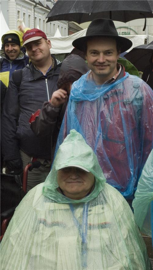 Gute Laune trotz Dauerregen: Teilnehmer der Gruppe der Regensburger Offenen Behindertenarbeit beim Katholikentag auf dem Caritas-Platz.