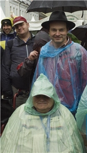 Teilnehmer der Gruppe der Caritas-Behindertenarbeit. Gute Laune trotz Dauerregen: Teilnehmer der Gruppe der Regensburger Offenen Behindertenarbeit beim Katholikentag auf dem Caritas-Platz.