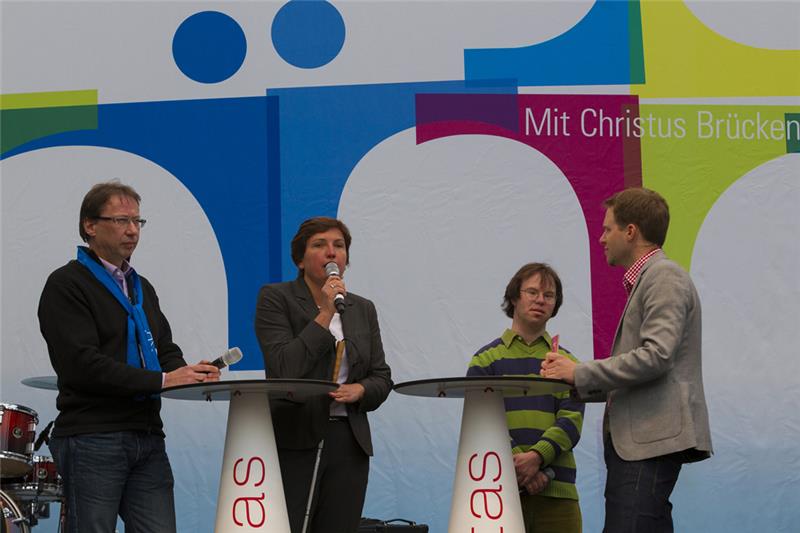 Tobias Wolf (2.v.re.), Deutschlands erster Lehrer mit Down-Syndrom beeindruckte beim Fachgespräch zur schulischen Inklusion. Mit im Bild Bertin Abbenhues (li.) und Irmgard Badura.