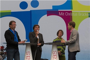 Katholikentag 2014, Freitag Nachmittag, Caritas-Bühne und Caritas-Dorf. Tobias Wolf (2.v.re.), Deutschlands erster Lehrer mit Down-Syndrom beeindruckte beim Fachgespräch zur schulischen Inklusion. Mit im Bild Bertin Abbenhues (li.) und Irmgard Badura.