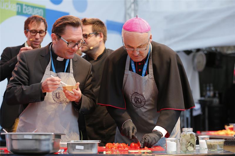 Katholikentag 2014, Freitag, Inklusive Kochshow auf der Caritas-Bühne mit Bischof Rudolf Voderholzer und Caritasdirektor Roland Batz.