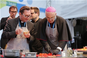 Katholikentag 2014 Freitag - Bistum - _AL43314 Katholikentag 2014, Freitag, Inklusive Kochshow auf der Caritas-Bühne mit Bischof Rudolf Voderholzer und Caritasdirektor Roland Batz.