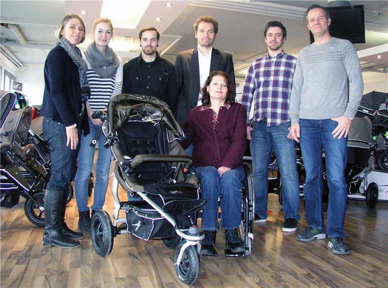 Die Caritas-Beraterinnen Irene Hau (ganz links) und Elisabeth Fink (Bildmitte) nehmen den Kinderwagen von Stephan Boerboom, Leiter Technik und Entwicklung TFK (2. v. r.) und TFK-Geschäftsführer Stefan Erber (ganz rechts) entgegen. Professor Thomas Schratzenstaller von der OTH Regensburg (3 v. r.) stellte den Kontakt her.