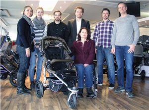 Die Caritas-Beraterinnen Irene Hau (ganz links) und Elisabeth Fink (Bildmitte) nehmen den Kinderwagen von Stephan Boerboom, Leiter Technik und Entwicklung TFK (2. v. r.) und TFK-Geschäftsführer Stefan Erber (ganz rechts) entgegen. Professor Thomas Schratzenstaller von der OTH Regensburg (3 v. r.) stellte den Kontakt her. Die Caritas-Beraterinnen Irene Hau (ganz links) und Elisabeth Fink (Bildmitte) nehmen den Kinderwagen von Stephan Boerboom, Leiter Technik und Entwicklung TFK (2. v. r.) und TFK-Geschäftsführer Stefan Erber (ganz rechts) entgegen. Professor Thomas Schratzenstaller von der OTH Regensburg (3 v. r.) stellte den Kontakt her.