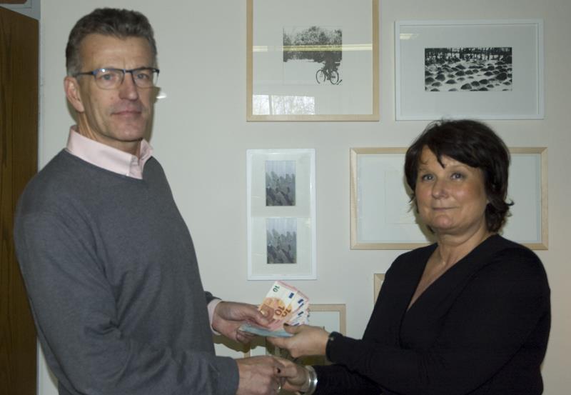 „Chef-Nikolaus“ Berthold Lorenz bringt immer persönlich die Spende vorbei. Gabriele Dotzer nahm sie dankend und voller Freude entgegen.  