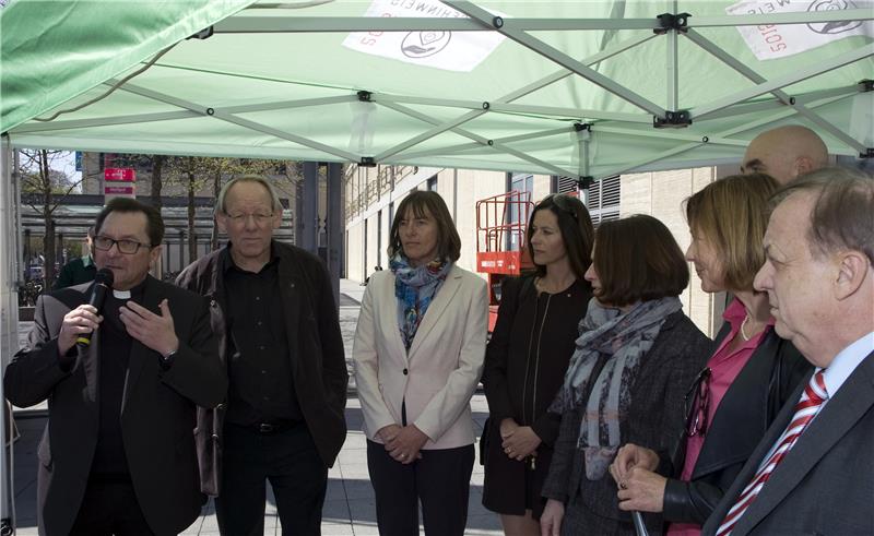 „Wir brauchen mehr Zeit für die Pflege und Betreuung der uns anvertrauten älteren Menschen“: Diözesan-Caritasdirektor Dr. Roland Batz (1.v.l.) und Regionaldekan Eckhard Herrmann (2.v.l.) im Gespräch mit Vertretern aus Politik und Gesellschaft.