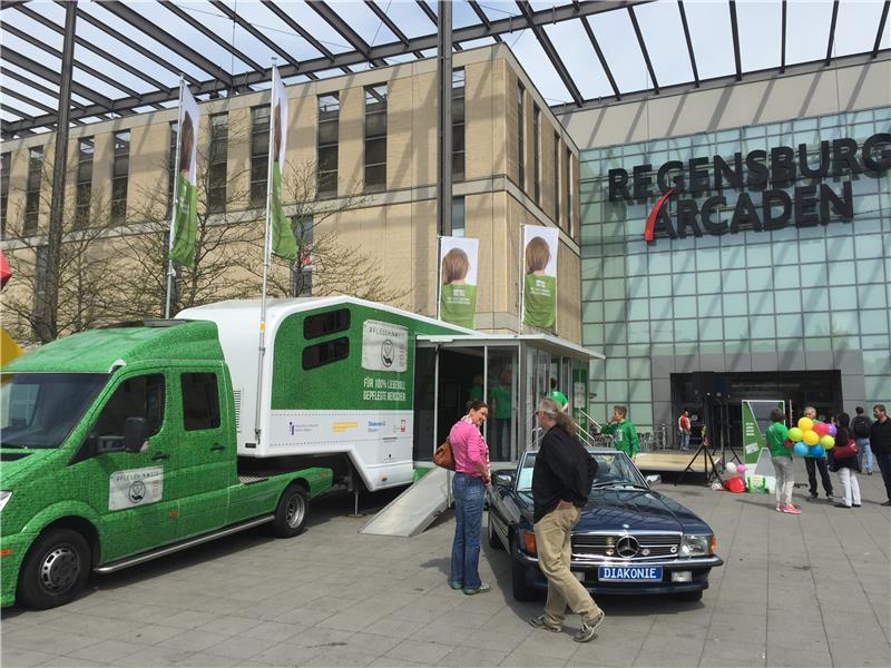 Der Pflegetruck kommt in 35 bayerische Städte und rückte das Thema Pflege in den Blickpunkt der Öffentlichkeit.