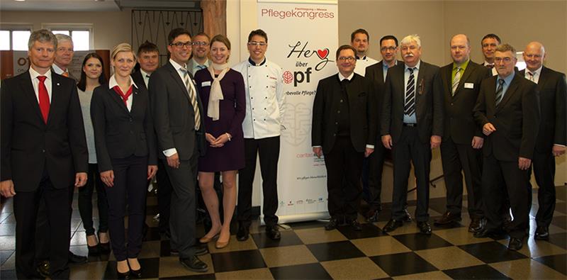 Diözesan-Caritasdirektor Dr. Roland Batz (8. von rechts) mit Vertretern der Hauptsponsoren des Caritas-Pflegekongresses. 