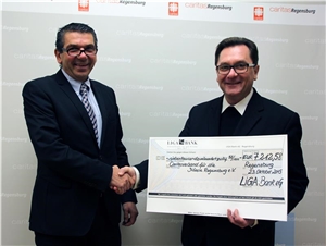 Filialdirektor Michael Pickl (links) übergibt Diözesan-Caritasdirektor Dr. Roland Batz (rechts) die Erträge aus der Caritas Credit Card als Spende. Filialdirektor Michael Pickl (links) übergibt Diözesan-Caritasdirektor Dr. Roland Batz (rechts) die Erträge aus der Caritas Credit Card als Spende.