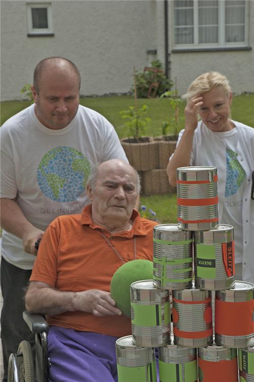 Dosenwerfen im Altenheim Friedheim
