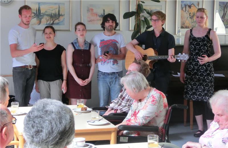 Studierende der Bayerischen Eliteakademie musizieren für Bewohner des Caritas-Altenheims Friedheim Regensburg.