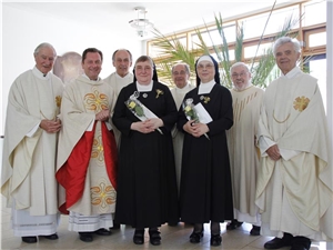 APH Elisabethinum-Goldene Profess Von links nach rechts: Prälat Dr. Josef Schweiger, Monsignore Dr. Roland Batz, Prälat Bernhard Piendl, Schwester Hermfriede, Prälat Herman Hierold, Schwester Alinde, Pfarrer Helmut Heiserer, Monsignor