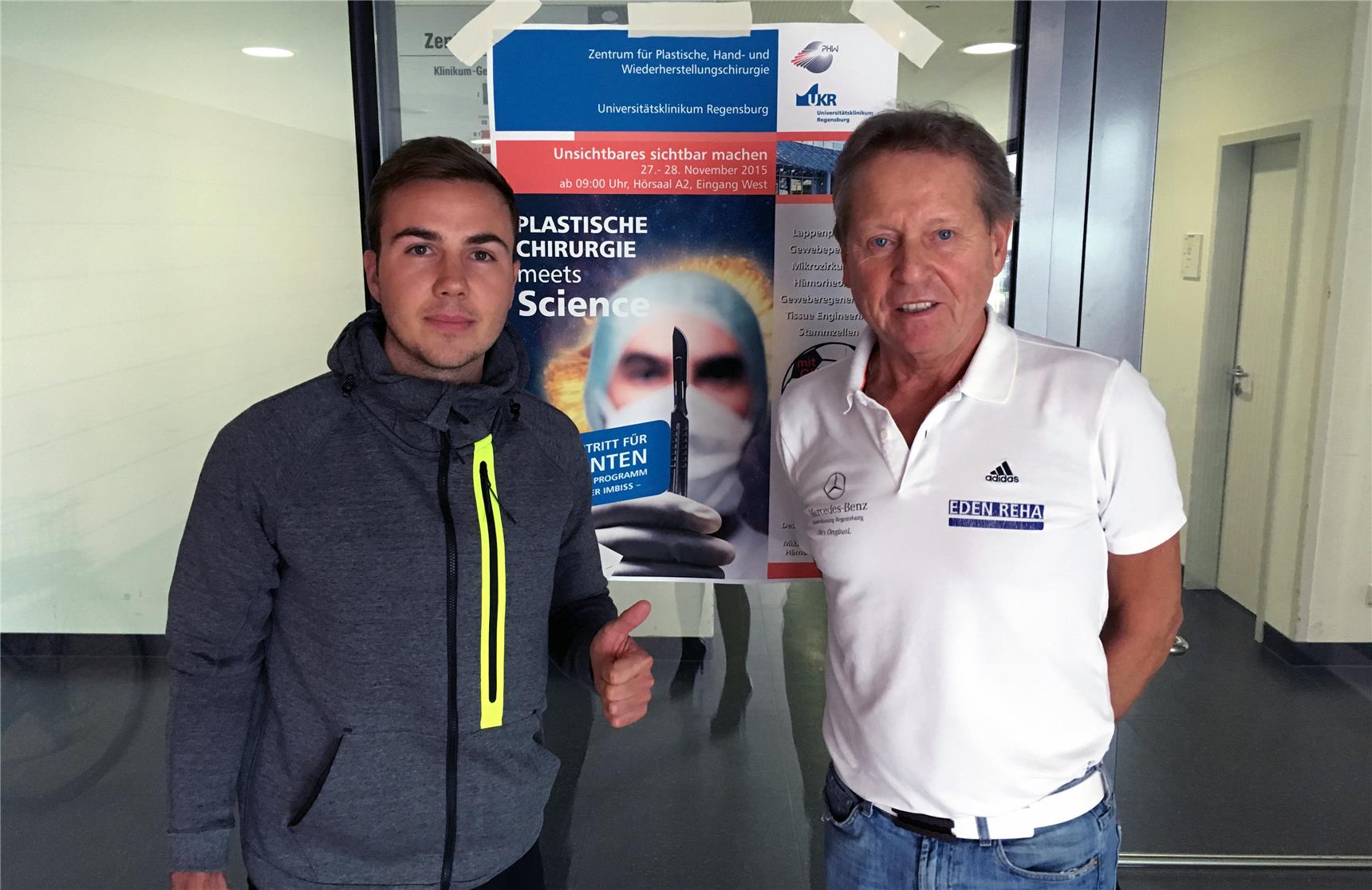 Mario Götze und Klaus Eder kamen persönlich vorbei und brachten Trikots und Bälle zur Versteigerung für den guten Zweck mit.