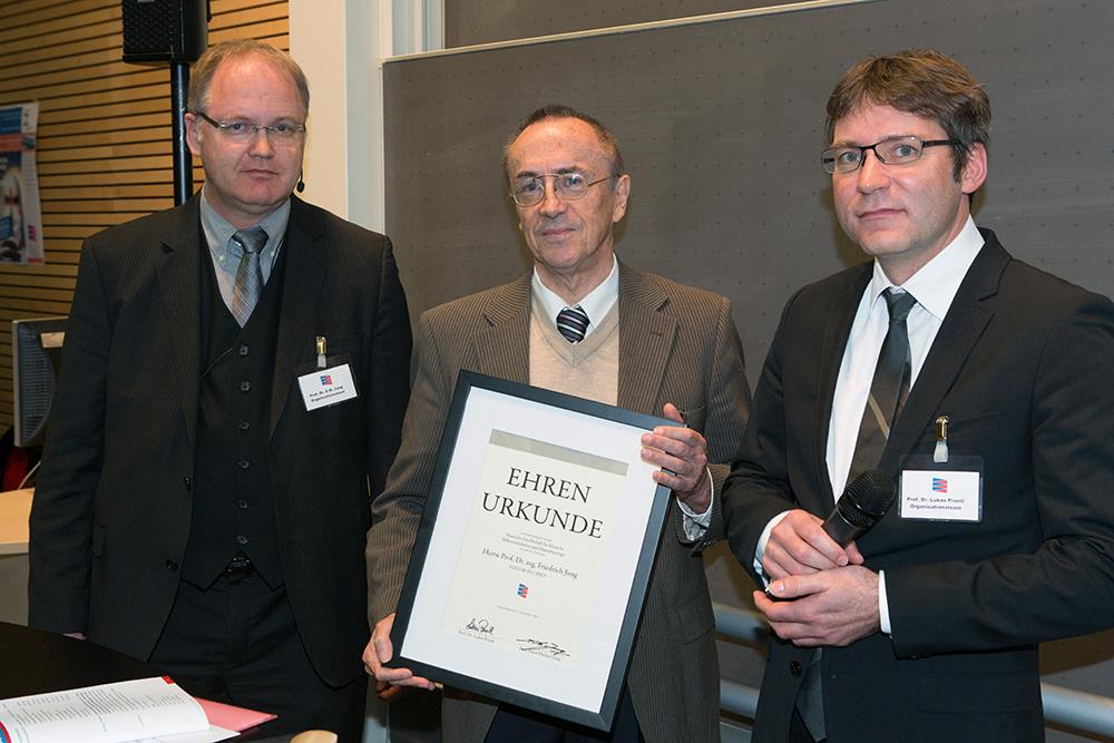 Professor Dr. Friedrich Jung (Mitte) erhielt für seine Verdienste von Professor Dr. Ernst-Michael Jung (links) und Professor Dr. Lukas Prantl (rechts) die Ehrenmedaille der Deutschen Gesellschaft für Klinische Mikrozirkulation und Hämorheologie.