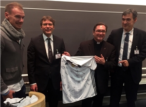 Das WM-Trikot mit allen Unterschriften der Weltmeister brachte allein 1300 Euro. Professor Dr. Christian Stroszczynski, Direktor des Instituts für Röntgendiagnostik am UKR, (rechts) leitete die Versteigerung. Mit im Bild: Ex-Fußballprofi Alexander Zickler (links), Professor Dr. Lukas Prantl (2.v.l.) und Diözesan-Caritasdirektor Dr. Roland Batz (2.v.r.). Das WM-Trikot mit allen Unterschriften der Weltmeister brachte allein 1300 Euro. Professor Dr. Christian Stroszczynski, Direktor des Instituts für Röntgendiagnostik am UKR, (rechts) leitete die Versteigerung. Mit im Bild: Ex-Fußballprofi Alexander Zickler (links), Professor Dr. Lukas Prantl (2.v.l.) und Diözesan-Caritasdirektor Dr. Roland Batz (2.v.r.).