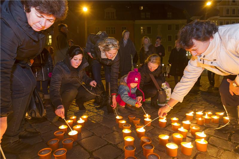 Alle zwei Jahren leuchten vorm Regensburger Dom 1000 Kerzen als Zeichen der Solidarität in Form des Caritas-Flammenkreuzes. 