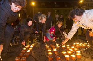 Alle zwei Jahren leuchten vorm Regensburger Dom 1000 Kerzen als Zeichen der Solidarität in Form des Caritas-Flammenkreuzes. Alle zwei Jahren leuchten vorm Regensburger Dom 1000 Kerzen als Zeichen der Solidarität in Form des Caritas-Flammenkreuzes.