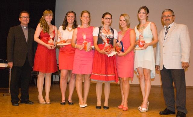 Die geehrten Absolventinnen mit Diözesan-Caritasdirektor Dr. Roland Batz (links) und Schulleiter Johannes Lorenz (rechts)