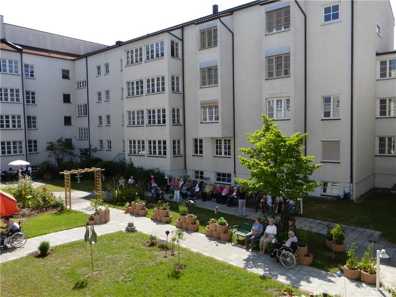 Der Innenhof mit dem neu angelegten Sinnesgarten im Caritas-Altenheim Friedheim lädt die Bewohner zum Genießen der Natur mit allen Sinnen ein. 