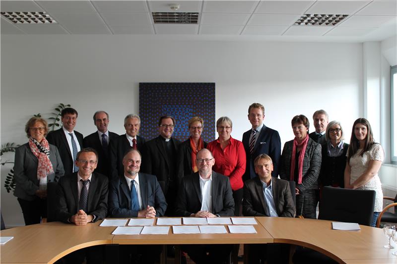 Die Vertreter der zwölf Kooperationsschulen und der Technischen Hochschule Deggendorf.