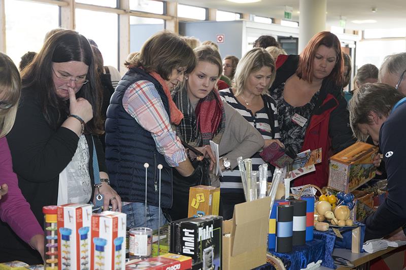 Mehrere Firmen aus der Kita-Branche präsentierten auf der begleitenden Fachmesse für Kita-Bedarf Ihre neuesten Produkte.