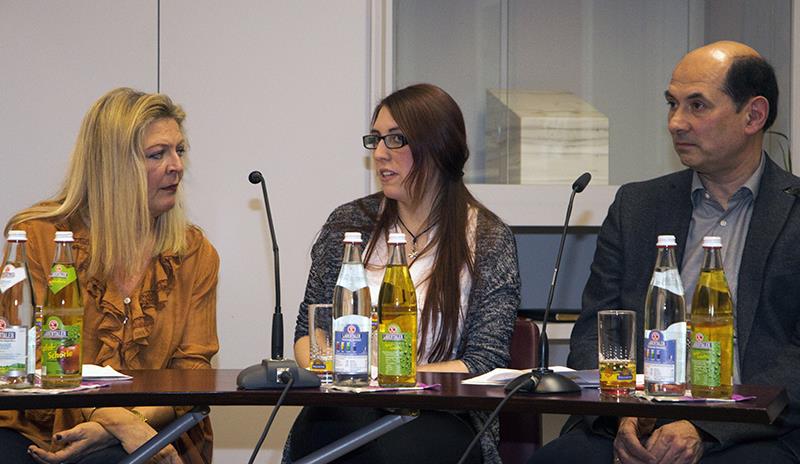 Sandra Heinl (Bildmitte) berichtete von ihrer Arbeit als Caritas-Asylsozialberaterin in der Regensburger Erstaufnahmeeinrichtung. 