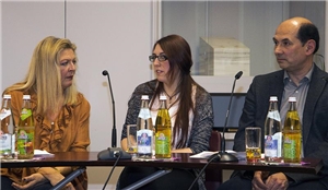 Sandra Heinl (Bildmitte) berichtete von ihrer Arbeit als Caritas-Asylsozialberaterin in der Regensburger Erstaufnahmeeinrichtung. Sandra Heinl (Bildmitte) berichtete von ihrer Arbeit als Caritas-Asylsozialberaterin in der Regensburger Erstaufnahmeeinrichtung.