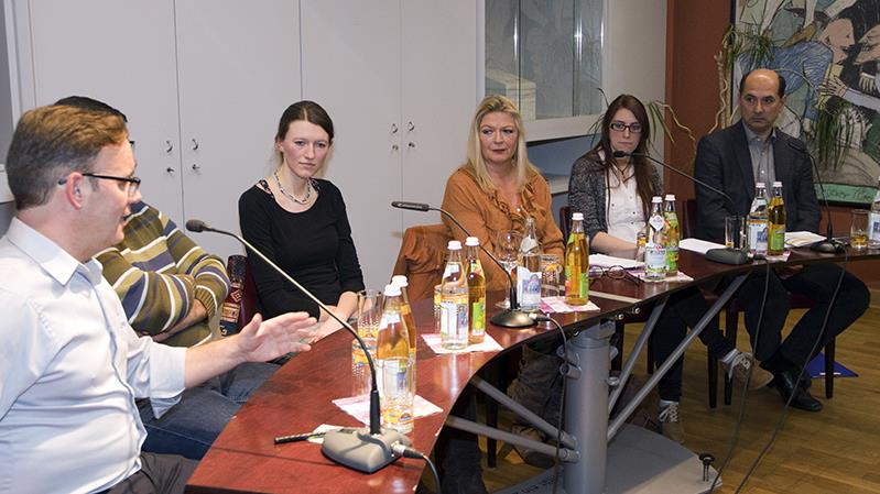 Das Diskussionspodium war von Praktikern besetzt: Der Allgemeinarzt Dr. Rainer Beck (1.v.l.) untersucht regelmäßig hunderte Asylbewerber in der Erstaufnahmeeinrichtung, Hamid Al Haddu (halbverdeckt, 2.v.l.) und Eva König (3.v.l.) helfen ehrenamtlich beim Übersetzen und der Vermittlung von Wohnungen. Weitere auf dem Bild: BR-Redakteurin Angelika Schüdel (3.v.r.), Sandra Heinl (2.v.r.) und Karl-Heinz Kreuzer (1.v.r.).