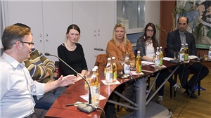 Das Diskussionspodium war von Praktikern besetzt: Der Allgemeinarzt Dr. Rainer Beck (1.v.l.) untersucht regelmäßig hunderte Asylbewerber in der Erstaufnahmeeinrichtung, Hamid Al Haddu (halbverdeckt, 2.v.l.) und Eva König (3.v.l.) helfen ehrenamtlich beim Übersetzen und der Vermittlung von Wohnungen. Weitere auf dem Bild: BR-Redakteurin Angelika Schüdel (3.v.r.), Sandra Heinl (2.v.r.) und Karl-Heinz Kreuzer (1.v.r.). Das Diskussionspodium war von Praktikern besetzt: Der Allgemeinarzt Dr. Rainer Beck (1.v.l.) untersucht regelmäßig hunderte Asylbewerber in der Erstaufnahmeeinrichtung, Hamid Al Haddu (halbverdeckt, 2.v.l.) und Eva König (3.v.l.) helfen ehrenamtlich beim Übersetzen und der Vermittlung von Wohnungen. Weitere auf dem Bild: BR-Redakteurin Angelika Schüdel (3.v.r.), Sandra Heinl (2.v.r.) und Karl-Heinz Kreuzer (1.v.r.).