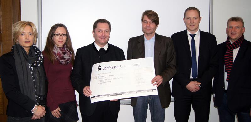 Übergabe des Spendenschecks an Dr. Batz