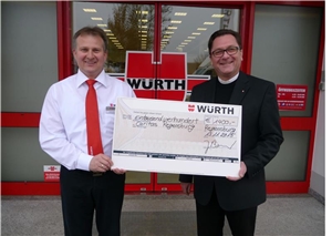 Niederlassungsspezialist Joachim Berner (links) und Diözesan-Caritasdirektor Dr. Roland Batz (rechts) bei der Spendenübergabe für die Flüchtlingsarbeit der Caritas Regensburg. Niederlassungsspezialist Joachim Berner (links) und Diözesan-Caritasdirektor Dr. Roland Batz (rechts) bei der Spendenübergabe für die Flüchtlingsarbeit der Caritas Regensburg.