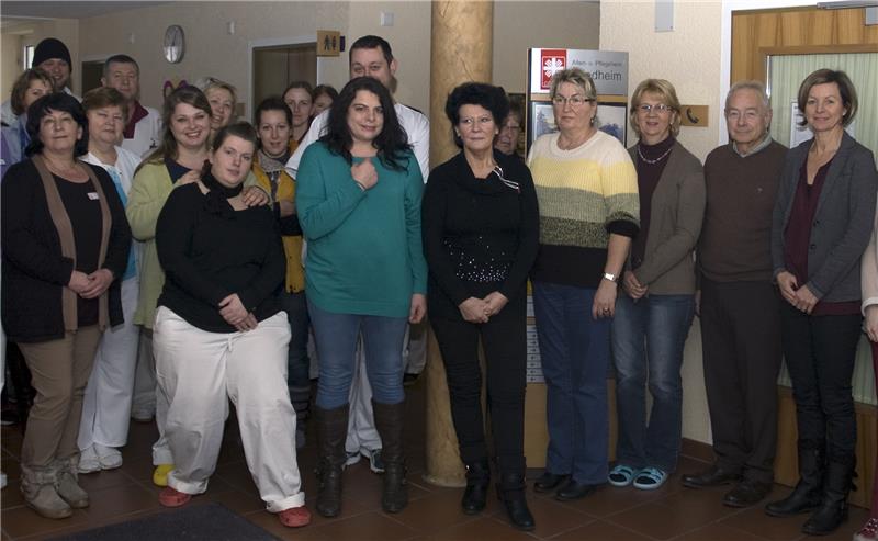 Suchtsensibel in der Altenpflege: Pflegekräfte des Caritas-Alten- und Pflegeheims Friedheim mit Suchtberaterin Monika Gerhardinger (ganz rechts) und Experte Gerd Schmücket (2.v.r.).