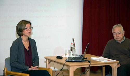 Experten informieren zu problematischen Konsumverhalten in der Altenhilfe.