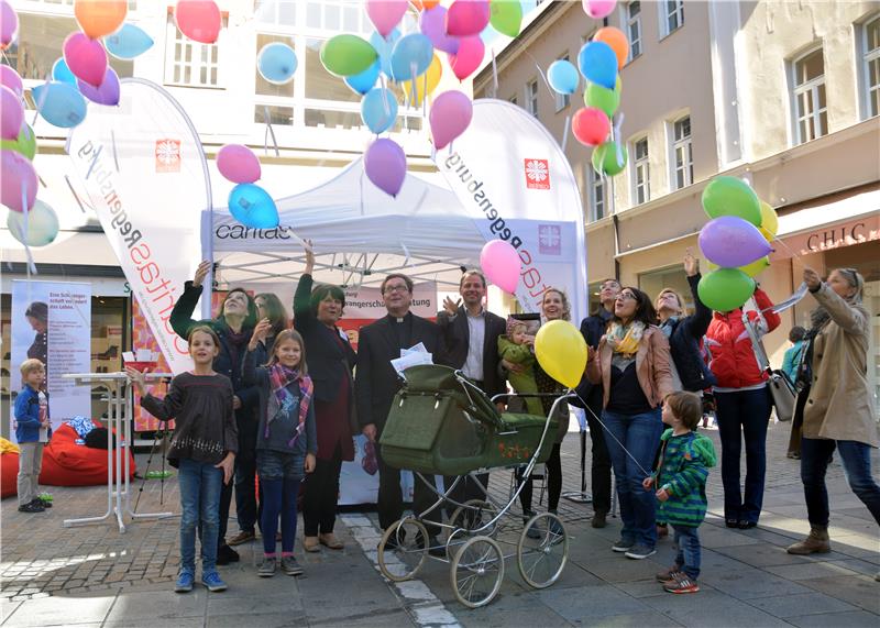 Mit auf dem Bild: Diözesan-Caritasdirektor Dr. Roland Batz (6.v.l.), Gabriele Dotzer (5.v.l.) und Caritas-Abteilungsleiter Stefan Schmidberger (7.v.l.). 