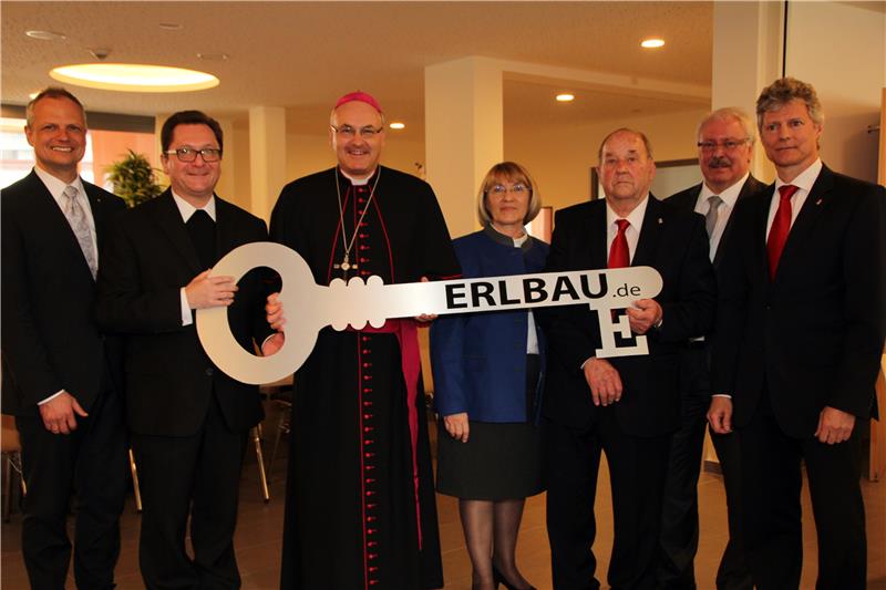 Alois Erl sen. sen. (3.v.r.) überreichte symbolisch den Schlüssel für das neue Heim an Bischof Rudolf (3.v.l.) und Caritasdirektor Roland Batz (2.v.l.). Mit im Bild von links nach rechts:  Frank Kühnh