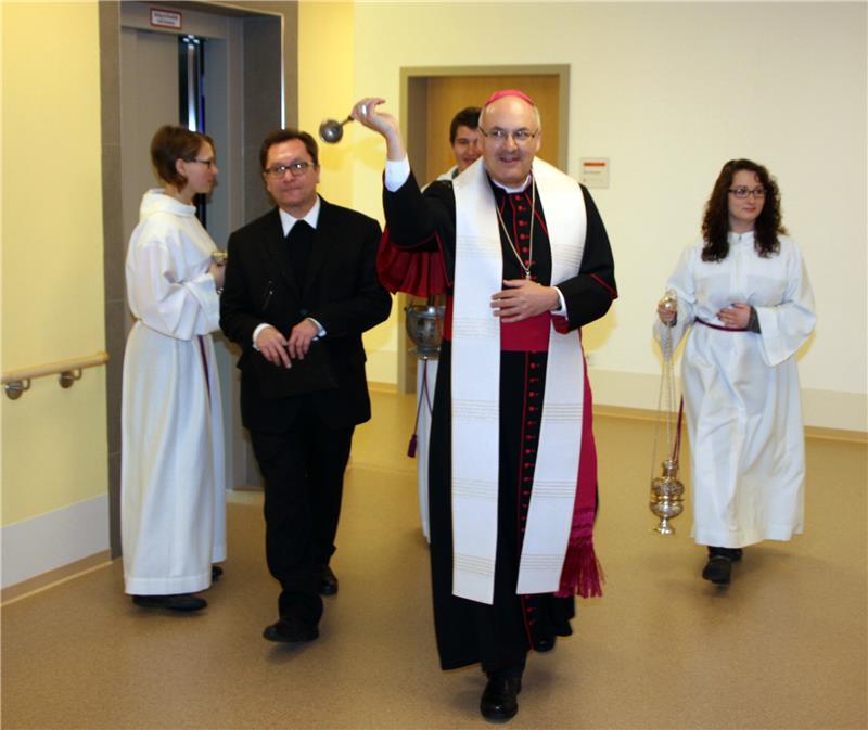 Bischof Rudolf segnete im Rahmen seines Pastoralbesuchs die Räume des neuen Caritas-Alten- und Pflegeheimes St. Emmeram in Geisenfeld. Mit im Bild: Caritasdirektor Dr. Roland Batz.