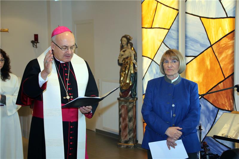 Bischof Rudolf segnete im Rahmen seines Pastoralbesuchs das neue Caritas-Alten- und Pflegeheim St. Emmeram in Geisenfeld. Rechts im Bild: Heimleiterin Gertrud Enzinger.