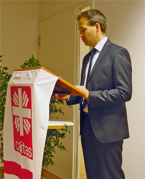 Stefan Schmidberger, Abteilungsleiter für soziale Dienste des Diözesan-Caritasverbandes Regensburg, hält die Begrüßungsrede. 